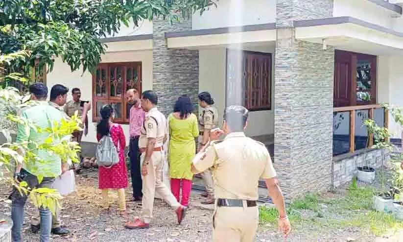 തലശ്ശേരിയിൽ അടച്ചിട്ട വീട്ടിൽ കവർച്ച; 17 പവൻ നഷ്ടപ്പെട്ടു തലശ്ശേരിയിൽ അടച്ചിട്ട വീട്ടിൽ കവർച്ച; 17 പവൻ നഷ്ടപ്പെട്ടു