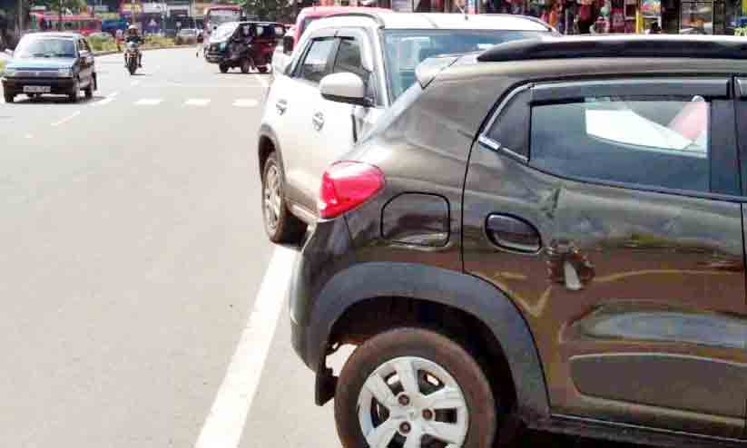 അപകടക്കെണിയൊരുക്കി ഇരിട്ടി-മട്ടന്നൂർ റോഡിൽ അനധികൃത പാർക്കിങ് അപകടക്കെണിയൊരുക്കി ഇരിട്ടി-മട്ടന്നൂർ റോഡിൽ അനധികൃത പാർക്കിങ്