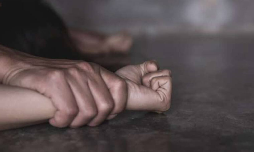 യു.പിയിൽ പെൺകുട്ടിയെ കൂട്ട ബലാത്സംഗം ചെയ്ത് നഗ്നയാക്കി നടത്തി; ഞെട്ടിക്കുന്ന വീഡിയോ പുറത്ത് യു.പിയിൽ പെൺകുട്ടിയെ കൂട്ട ബലാത്സംഗം ചെയ്ത് നഗ്നയാക്കി നടത്തി; ഞെട്ടിക്കുന്ന വീഡിയോ പുറത്ത്