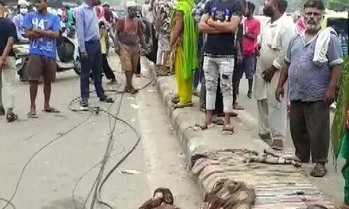 ട്രക്ക് പാഞ്ഞുകയറി ഡിവൈഡറിൽ ഉറങ്ങിക്കിടന്ന നാലു പേർക്ക് ദാരുണാന്ത്യം ട്രക്ക് പാഞ്ഞുകയറി ഡിവൈഡറിൽ ഉറങ്ങിക്കിടന്ന നാലു പേർക്ക് ദാരുണാന്ത്യം