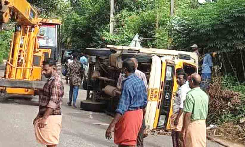 ടിപ്പർ ലോറി തലകീഴായി മറിഞ്ഞു ടിപ്പർ ലോറി തലകീഴായി മറിഞ്ഞു