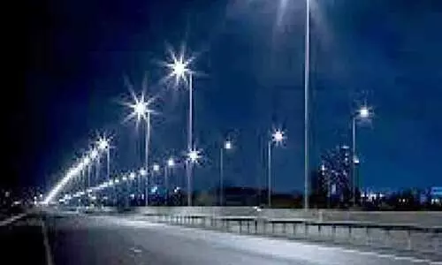 തൃപ്രയാർ പാലത്തിൽ വെളിച്ചം തേടി വിളക്കുകൾ