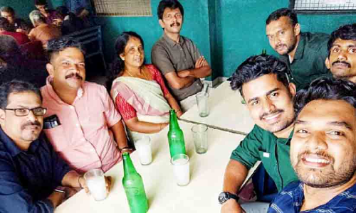 കള്ളുഷാപ്പിൽനിന്ന് സെൽഫി; പുലിവാല് പിടിച്ച് കാട്ടൂർ പഞ്ചായത്ത് ഭരണസമിതി