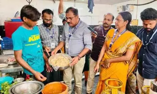 കുമ്പളയിൽ ആരോഗ്യവകുപ്പിന്റെ പരിശോധന; ഹോട്ടൽ അടപ്പിച്ചു കുമ്പളയിൽ ആരോഗ്യവകുപ്പിന്റെ പരിശോധന; ഹോട്ടൽ അടപ്പിച്ചു