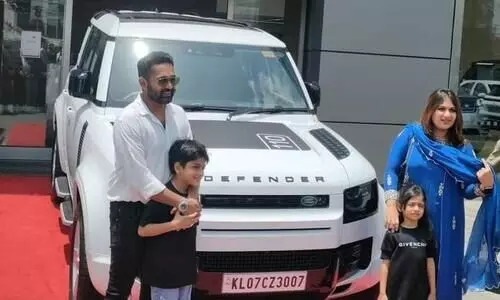 ലാൻഡ്റോവറിന്‍റെ പാരമ്പര്യപ്പെരുമയിൽ കണ്ണിയായി ആസിഫ് അലിയും; ഡിഫൻഡർ സ്വന്തമാക്കി നടൻ