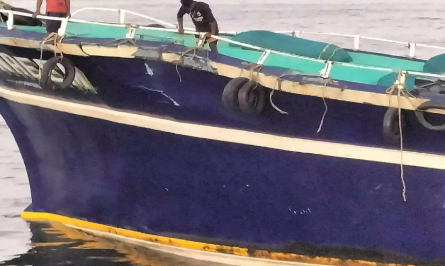 മത്സ്യബന്ധന ബോട്ടിൽ കപ്പലിടിച്ചു; നാലുപേർക്ക് പരിക്ക്