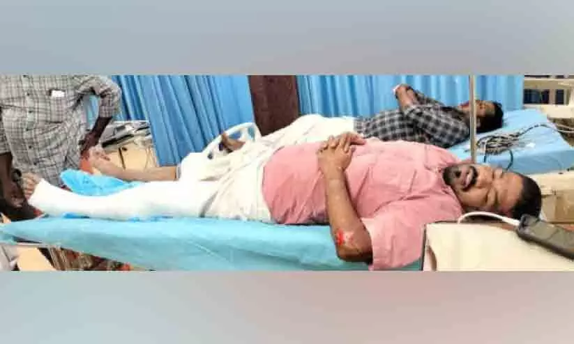 തെരുവു നായ്ക്കൾ കുറുകെ ഓടി; ബൈക്ക് യാത്രക്കാർക്ക് പരിക്ക് തെരുവു നായ്ക്കൾ കുറുകെ ഓടി; ബൈക്ക് യാത്രക്കാർക്ക് പരിക്ക്