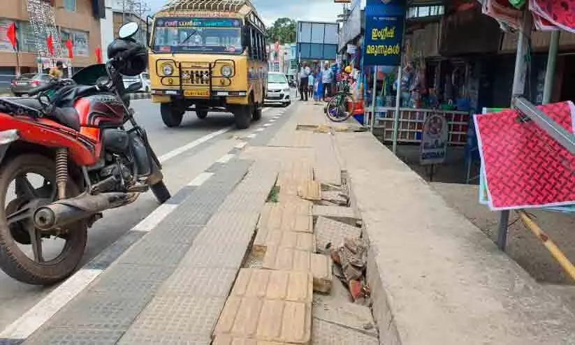 ബാലരാമപുരത്ത് നടപ്പാതയിൽ വീണ്ടും കുഴികൾ