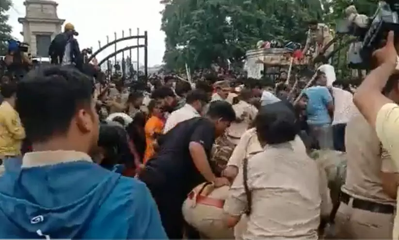 ഇന്ത്യ-ഓസീസ് മൂന്നാം ട്വന്‍റി20; ടിക്കറ്റിനായി തിക്കും തിരക്കും; പൊലീസ് ലാത്തിവീശി