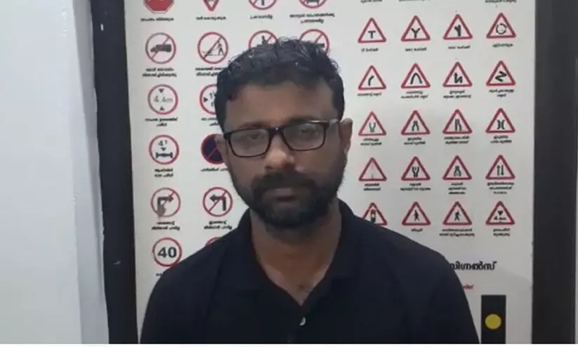 വസ്തുക്കൾ പകുതി വിലക്ക് വാങ്ങി നൽകാമെന്ന് പറഞ്ഞ് തട്ടിപ്പ്; ഒരാൾ പിടിയിൽ വസ്തുക്കൾ പകുതി വിലക്ക് വാങ്ങി നൽകാമെന്ന് പറഞ്ഞ് തട്ടിപ്പ്; ഒരാൾ പിടിയിൽ