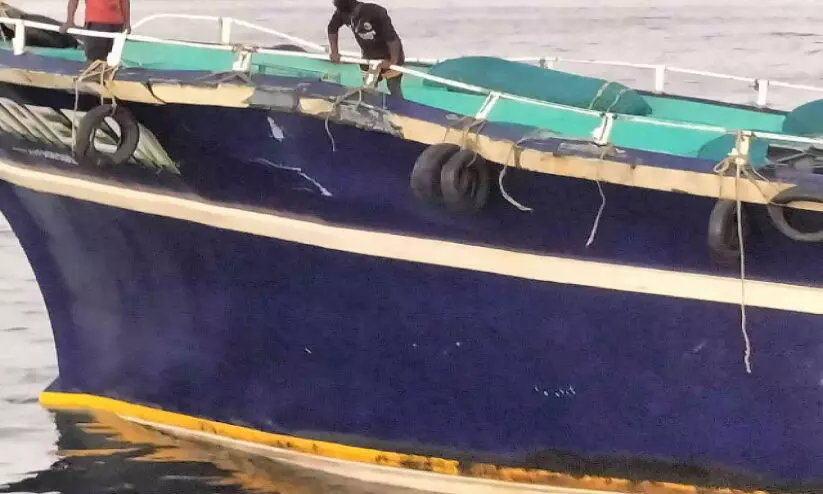 മത്സ്യബന്ധന ബോട്ടിൽ കപ്പലിടിച്ചു; നാലുപേർക്ക് പരിക്ക്