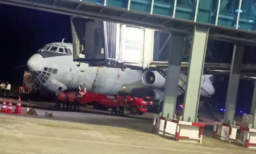 പോപുലർ ഫ്രണ്ട് റെയ്ഡ്: കരിപ്പൂരിൽ വ്യോമസേന വിമാനമെത്തി പോപുലർ ഫ്രണ്ട് റെയ്ഡ്: കരിപ്പൂരിൽ വ്യോമസേന വിമാനമെത്തി