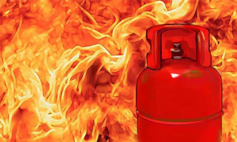 തീക്കളിയാണ്... സൂക്ഷിക്കണം: ഗ്യാ​സ്   സി​ലി​ണ്ട​ര്‍ കൈ​കാ​ര്യം ചെ​യ്യു​മ്പോൾ ഇക്കാര്യം അറിഞ്ഞിരിക്കണം...