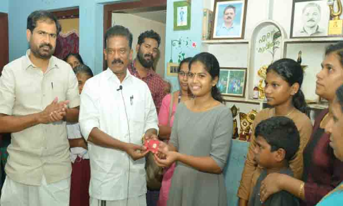 ഐസറില് പ്രവേശനം നേടിയ അല്ഗയെ വീട്ടിലെത്തി അനുമോദിച്ച് മന്ത്രി രാധാകൃഷ്ണന് ഐസറില് പ്രവേശനം നേടിയ അല്ഗയെ വീട്ടിലെത്തി അനുമോദിച്ച് മന്ത്രി രാധാകൃഷ്ണന്