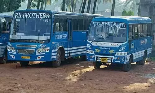 സ്വകാര്യ ബസുകളുടെ പെർമിറ്റ് പുതുക്കുന്നില്ല; ജില്ലയിൽ യാത്ര ദുരിതം സ്വകാര്യ ബസുകളുടെ പെർമിറ്റ് പുതുക്കുന്നില്ല; ജില്ലയിൽ യാത്ര ദുരിതം