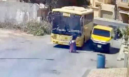 വാഹനാപകടത്തിൽനിന്ന് സ്കൂൾ വിദ്യാർഥിനി അത്ഭുതകരമായി രക്ഷപ്പെട്ടു വാഹനാപകടത്തിൽനിന്ന് സ്കൂൾ വിദ്യാർഥിനി അത്ഭുതകരമായി രക്ഷപ്പെട്ടു