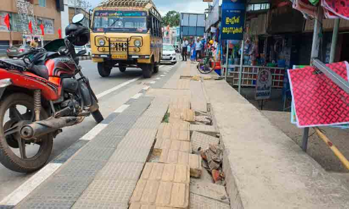 ബാലരാമപുരത്ത് നടപ്പാതയിൽ വീണ്ടും കുഴികൾ