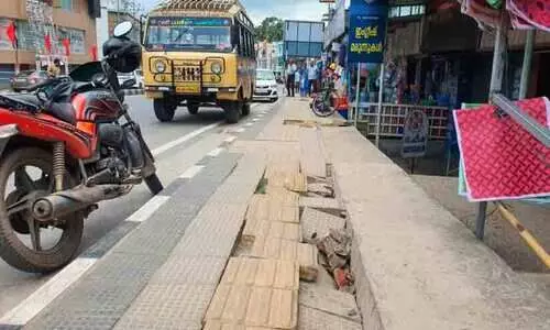 ബാലരാമപുരത്ത് നടപ്പാതയിൽ വീണ്ടും കുഴികൾ