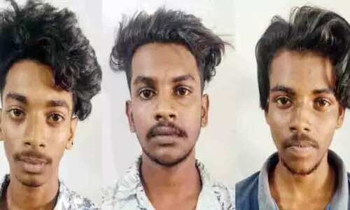 സ്കൂട്ടറിന്‍റെ സീറ്റ് കുത്തിത്തുറന്ന് മദ്യവും പണവും മോഷ്ടിച്ചവർ പിടിയിൽ