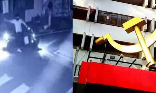 എ.കെ.ജി സെന്ററില് പൊട്ടിയത് ബോംബ് തന്നെയെന്ന് പ്രോസിക്യൂഷൻ കോടതിയിൽ എ.കെ.ജി സെന്ററില് പൊട്ടിയത് ബോംബ് തന്നെയെന്ന് പ്രോസിക്യൂഷൻ കോടതിയിൽ