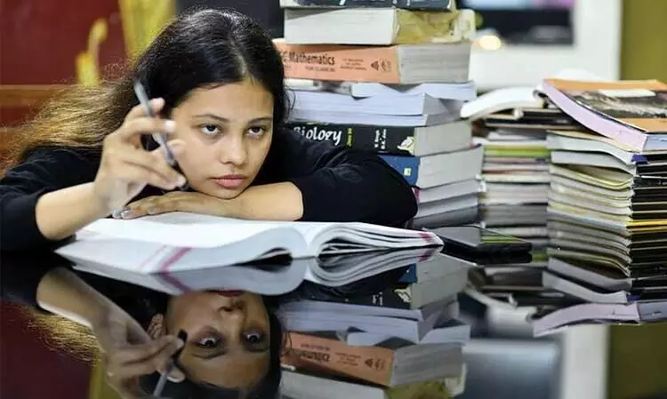 മൊബൈൽ അ​ഡി​ക്ഷ​നു​ണ്ടോ, എങ്കിൽ സ്വയം ജീവിതം നശിപ്പിക്കുന്ന മഹാമടിയൻമാരുടെ കൂട്ടത്തിലാണ് നിങ്ങളും...