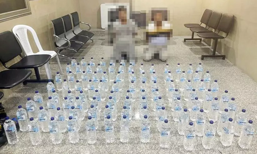 മദ്യവുമായി രണ്ടു പ്രവാസികൾ പിടിയിൽ മദ്യവുമായി രണ്ടു പ്രവാസികൾ പിടിയിൽ