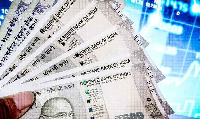 രൂപയുടെ മൂല്യം ഇടിഞ്ഞു; റിയാലിന്റെ വിനിമയനിരക്ക് 210ലേക്ക് രൂപയുടെ മൂല്യം ഇടിഞ്ഞു; റിയാലിന്റെ വിനിമയനിരക്ക് 210ലേക്ക്