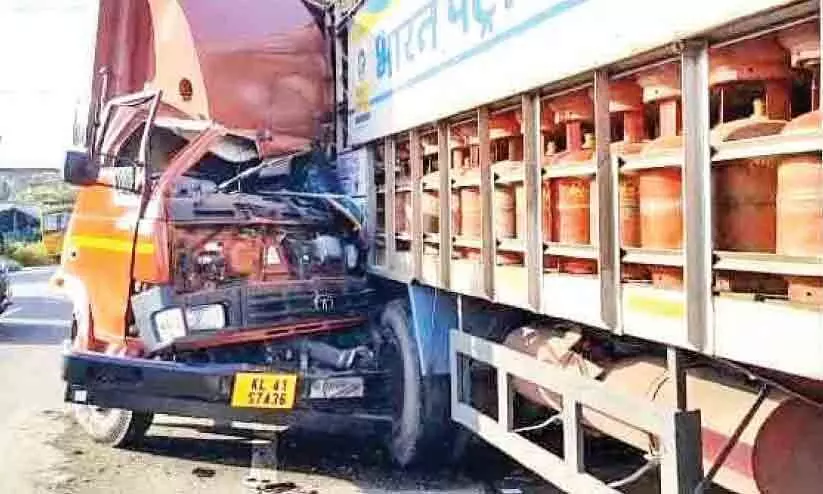 ദേശീയപാതയിൽ നിര്‍ത്തിയിട്ട ലോറിക്ക് പിറകില്‍ കണ്ടെയ്‌നർ ലോറി ഇടിച്ചു