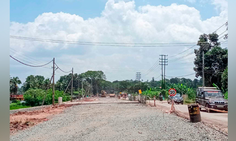 വൈദ്യുതി പോസ്റ്റുകൾ തടസ്സം; മെഡിക്കൽ കോളജ് റോഡ് നവീകരണം നീളും വൈദ്യുതി പോസ്റ്റുകൾ തടസ്സം; മെഡിക്കൽ കോളജ് റോഡ് നവീകരണം നീളും