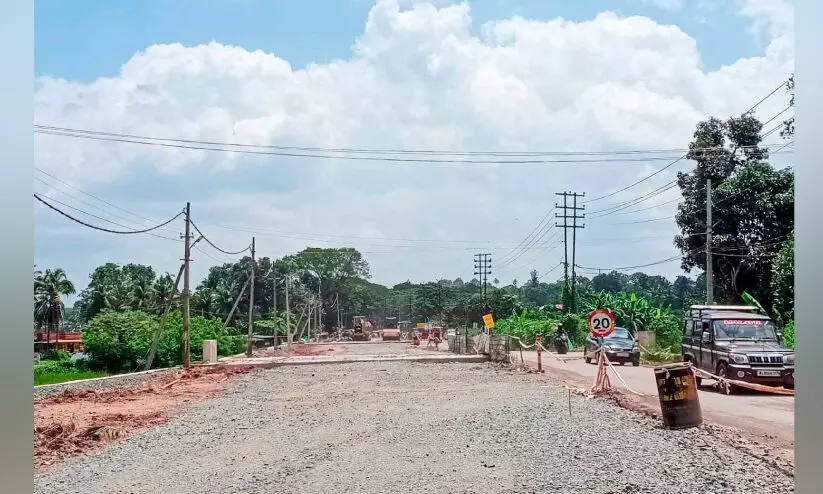 വൈദ്യുതി പോസ്റ്റുകൾ തടസ്സം; മെഡിക്കൽ കോളജ് റോഡ് നവീകരണം നീളും വൈദ്യുതി പോസ്റ്റുകൾ തടസ്സം; മെഡിക്കൽ കോളജ് റോഡ് നവീകരണം നീളും