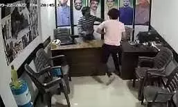 മുംബ്രയിൽ എം.ഐ.എം പാർട്ടി ഓഫിസിൽ വാളുമായി അജ്ഞാതരുടെ ആക്രമണം; രണ്ട് പേർക്ക് ഗുരുതര പരിക്ക് മുംബ്രയിൽ എം.ഐ.എം പാർട്ടി ഓഫിസിൽ വാളുമായി അജ്ഞാതരുടെ ആക്രമണം; രണ്ട് പേർക്ക് ഗുരുതര പരിക്ക്