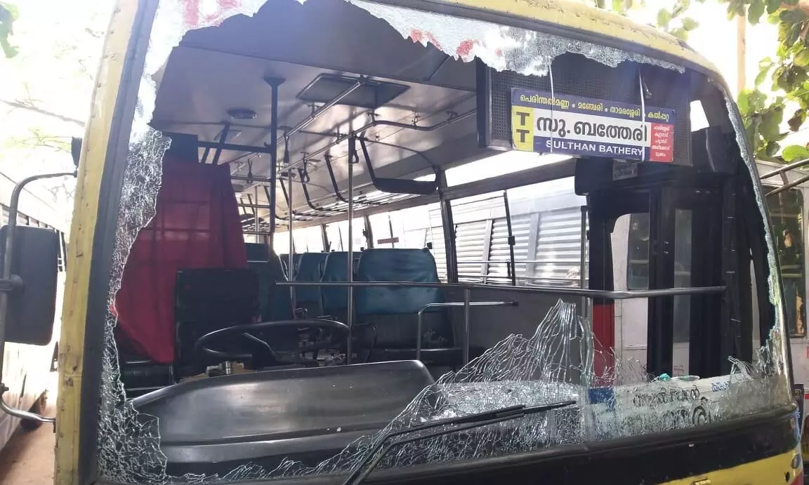 പെരിന്തൽമണ്ണയിൽ കെ.എസ്.ആർ.ടി.സി ബസിന് കല്ലേറ്; ഡ്രൈവർക്കും യാത്രക്കാരനും പരിക്ക് പെരിന്തൽമണ്ണയിൽ കെ.എസ്.ആർ.ടി.സി ബസിന് കല്ലേറ്; ഡ്രൈവർക്കും യാത്രക്കാരനും പരിക്ക്