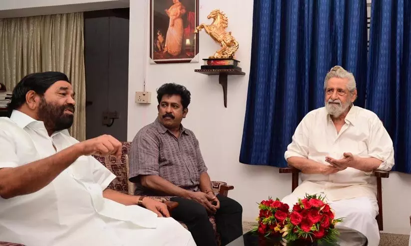 നടന്‍ മധുവിന് ആശംസകളുമായി മന്ത്രി വി.എൻ വാസവനെത്തി