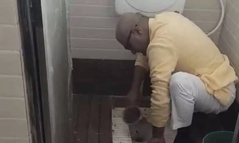 സ്കൂളിലെ കക്കൂസ് കൈകൊണ്ട് കഴുകി ബി.ജെ.പി എം.പി; വിഡിയോ വൈറൽ