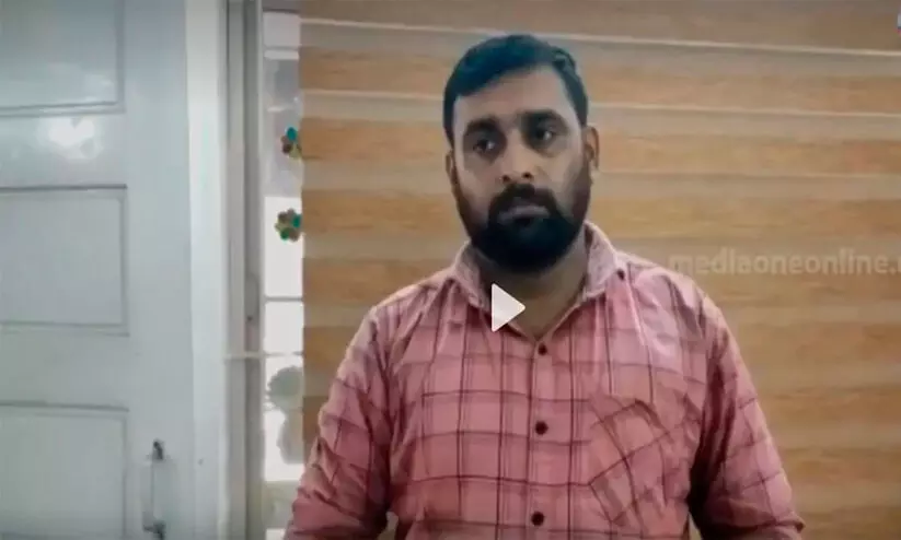 വീട്ടിൽ അതിക്രമിച്ചുകയറി യുവതിയെ പീഡിപ്പിച്ചു; ഡി.വൈ.എഫ്.ഐ നേതാവ് പിടിയിൽ വീട്ടിൽ അതിക്രമിച്ചുകയറി യുവതിയെ പീഡിപ്പിച്ചു; ഡി.വൈ.എഫ്.ഐ നേതാവ് പിടിയിൽ