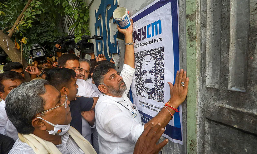 കർണാടക മുഖ്യമന്ത്രിക്കെതിരെ പേ സി.എം പോസ്റ്റർ കാമ്പയിൻ; ഡി.കെ. ശിവകുമാർ ഉൾപ്പെടെ കോൺഗ്രസ് നേതാക്കൾ കസ്റ്റഡിയിൽ കർണാടക മുഖ്യമന്ത്രിക്കെതിരെ പേ സി.എം പോസ്റ്റർ കാമ്പയിൻ; ഡി.കെ. ശിവകുമാർ ഉൾപ്പെടെ കോൺഗ്രസ് നേതാക്കൾ കസ്റ്റഡിയിൽ