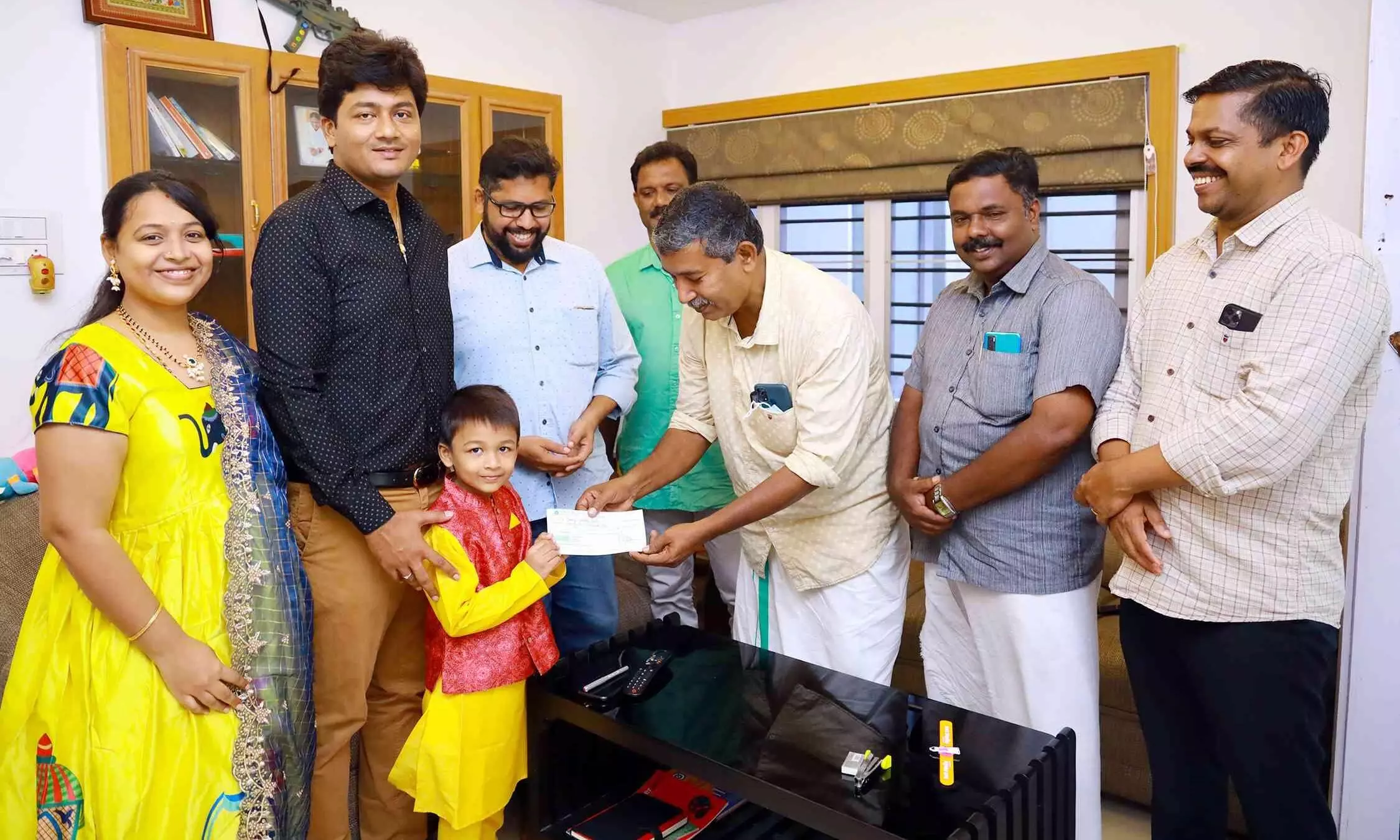 ആലപ്പുഴ ജില്ല കലക്ടറുടെ ആദ്യ ശമ്പളം സ്നേഹജാലകത്തിന്