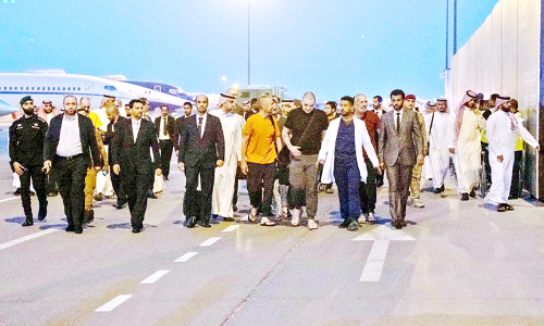 റഷ്യയിൽനിന്ന് മോചിപ്പിച്ച യുദ്ധത്തടവുകാരെ റിയാദിലെത്തിച്ചു റഷ്യയിൽനിന്ന് മോചിപ്പിച്ച യുദ്ധത്തടവുകാരെ റിയാദിലെത്തിച്ചു