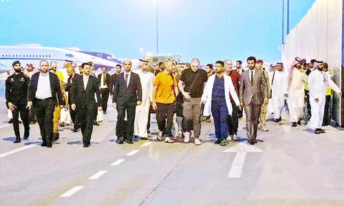 റഷ്യയിൽനിന്ന് മോചിപ്പിച്ച യുദ്ധത്തടവുകാരെ റിയാദിലെത്തിച്ചു