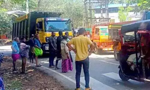 പൊടി പറത്തിയ ടിപ്പര്‍ ലോറികൾ നാട്ടുകാര്‍ തടഞ്ഞു