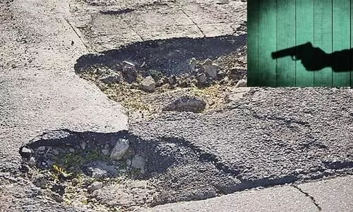 റോഡ് തകർന്നിട്ട് മാസങ്ങൾ; ഉദ്യോഗസ്ഥരെ തോക്കുകാട്ടി ഭീഷണിപ്പെടുത്തി കുഴിയടപ്പിച്ച് നാട്ടുകാർ