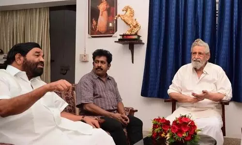 നടന്‍ മധുവിന് ആശംസകളുമായി മന്ത്രി വി.എൻ വാസവനെത്തി