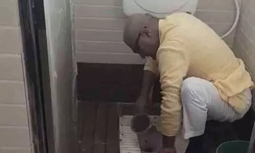 സ്കൂളിലെ കക്കൂസ് കൈകൊണ്ട് കഴുകി ബി.ജെ.പി എം.പി; വിഡിയോ വൈറൽ