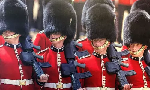 ചിരിക്കാനോ സംസാരിക്കാനോ പാടില്ല, മണിക്കൂറുകളോളം നിൽക്കണം; ബ്രിട്ടീഷ് റോയൽ ഗാർഡിന്റെ ശമ്പളം എത്രയാണെന്നറിയാമോ​?
