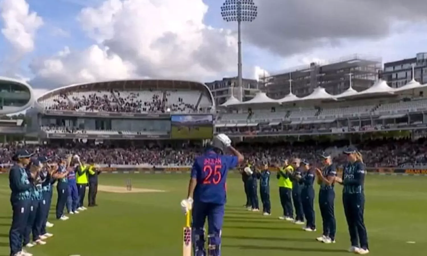 ജൂലൻ ഗോസ്വാമിക്ക് ഇംഗ്ലീഷ് താരങ്ങളുടെ ഗാർഡ് ഓഫ് ഓണർ