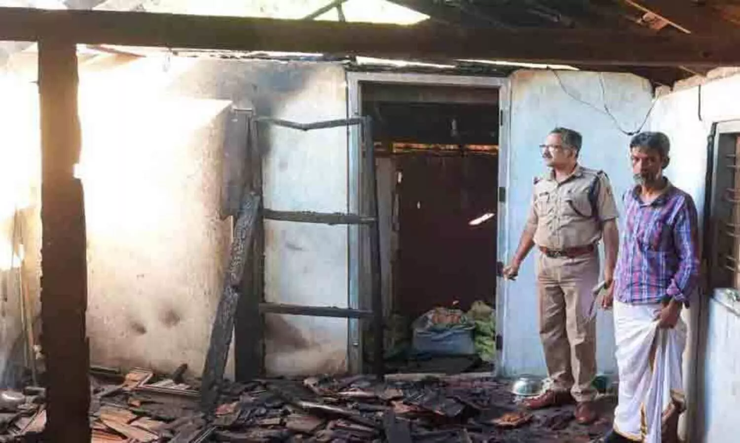 പെൺകുട്ടിയെ പീഡിപ്പിച്ചയാൾ അറസ്റ്റിൽ; പിന്നാലെ പ്രതിയുടെ വീടിന് തീയിട്ടു