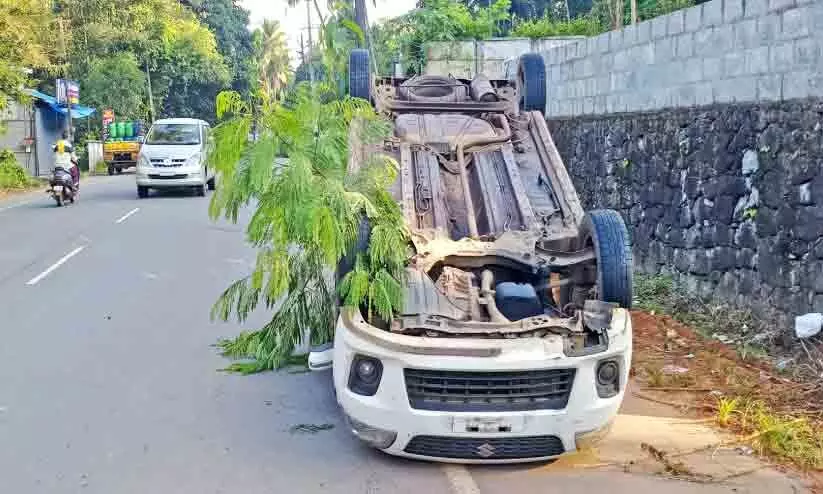 കാർ തലകീഴായി മറിഞ്ഞ് ഏഴു പേർക്ക് പരിക്ക്