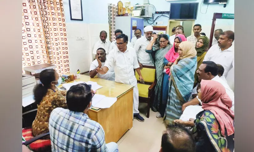 മ​ലി​ന​ജ​ലം റോ​ഡി​ലേ​ക്ക് ത​ന്നെ: പ്ര​തി​ഷേ​ധ​വു​മാ​യി കൗ​ൺ​സി​ല​ർ​മാ​ർ മെ​ഡി​ക്ക​ൽ കോ​ള​ജ് ആ​ശു​പ​ത്രി​യി​ൽ