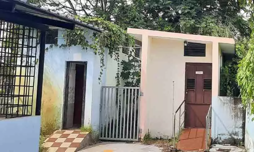 പഞ്ചായത്ത് ബസ് സ്റ്റാൻഡിലെ ശുചിമുറി സാമൂഹികവിരുദ്ധകേന്ദ്രം പഞ്ചായത്ത് ബസ് സ്റ്റാൻഡിലെ ശുചിമുറി സാമൂഹികവിരുദ്ധകേന്ദ്രം