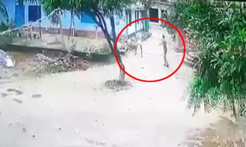അധ്യാപകനെ വെടിവെച്ച് വീഴ്ത്തി പത്താം ക്ലാസുകാരൻ; വിഡിയോ വൈറൽ
